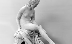 洗澡裸女雕像
