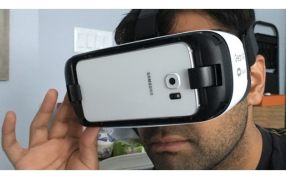 男人用VR耳机